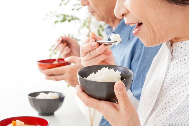食事をとる高齢者夫婦
